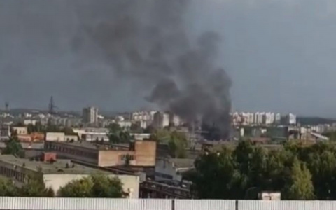 Рядом с Агрегатным заводом поднялся столб черного дыма