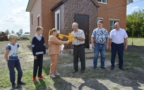 Семья с шестью детьми получила дом со всеми удобствами: они ждали этого семь лет