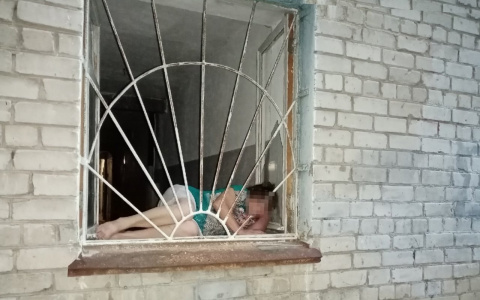 В Новочебоксарске горожанка спасалась от жары на подоконнике общего коридора