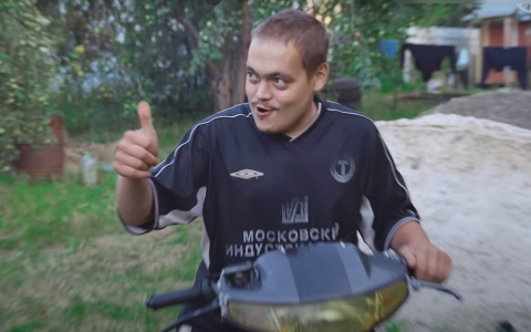 Робинзону из Чувашии, жившему в лесу в доме из пакетов, подарили мопед Honda