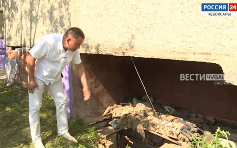 Чебоксарцы выкопали погреб под балконом, а он со временем рухнул