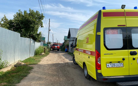 В Новоюжке горожане пытались потушить сарай, но огонь перекинулся на дом