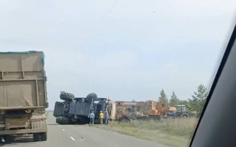 В Цивильском районе комбайн слетел с дороги