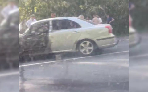 В Чувашии четыре машины попали в аварию: "Водителя на скорой увезли, а пассажира доставали и не могли - зажало его"