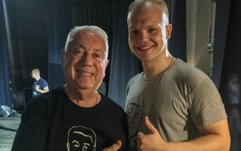 Ведущий из Чебоксар показал пародии на известных звезд и попал в театр Владимира Винокура