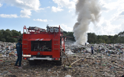 Причиной пожара на свалке в Шумерле могла быть не жара: спустя неделю выдвинута новая версия