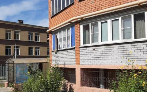 Жители многоэтажки устали от яростных стонов, которые регулярно доносятся из подвала их дома