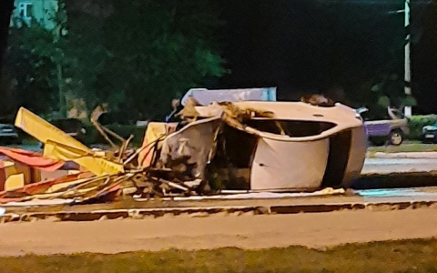 В Новочебоксарске легковушка разбилась о бетонную клумбу и задымилась: "Там от машины вообще ничего не осталось"