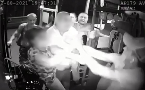 В Чебоксарах семейная пара напала на водителя автобуса
