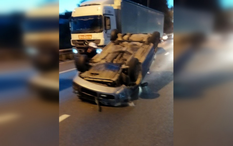 На М7 фура столкнулась с иномаркой: "Водителя легковушки увезли в больницу"