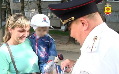 Маленькой девочке стало плохо в автобусе: в больницу их повез полицейский