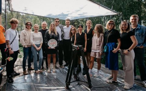 more.tv при участии Wink экранизирует «The Телки» Сергея Минаева со звездным актерским составом