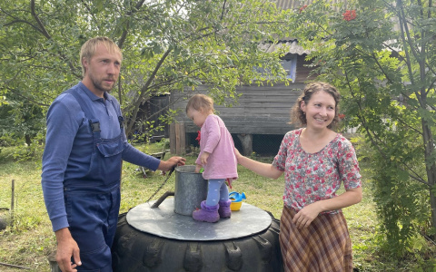 Молодая семья поменяла город на деревню, строит родовое поместье и занимается фермерством