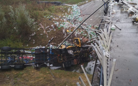 В Козловском районе фура пробила ограждение моста и рухнула вниз