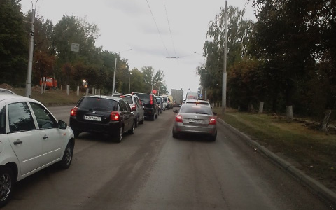 В Чебоксарах из-за светофора образовалась огромная пробка от рынка до Богданки