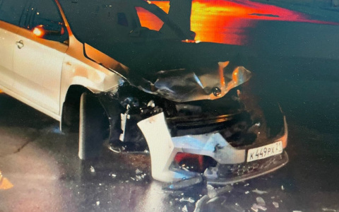 Спешащая "Тойота" проехала на красный и устроила ДТП с двумя иномарками