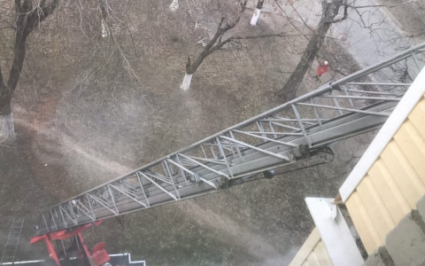 Маленький ребенок заигрался и запер маму на балконе