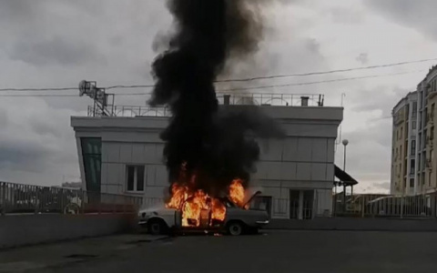 В центре Чебоксар загорелась машина