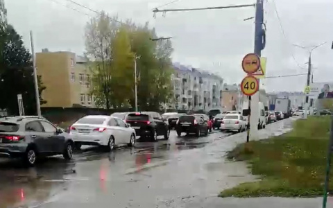 В Чебоксарах образовались восьмибалльные пробки: застрявший автобус заблокировал дорогу