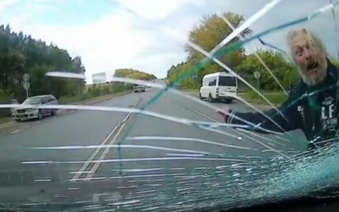 Абсолютно трезвый мужчина на оживленной дороге в Чебоксарском районе нападал на машины: кулаком разбил лобовое стекло