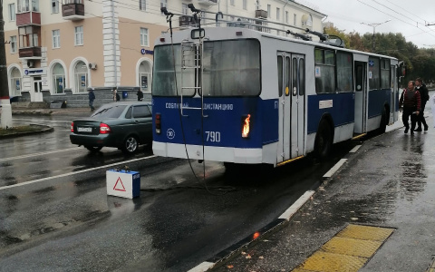 В Чебоксарах в час пик салон троллейбуса заволокло едким дымом