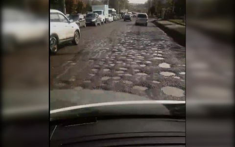 Одна из дорог Чебоксар сплошь покрыта мелкими "кратерами": "Едешь, как по Луне"