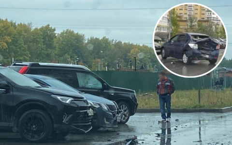 В Чебоксарах утром произошло массовое ДТП из пяти машин: "Логан" очень сильный удар получил"