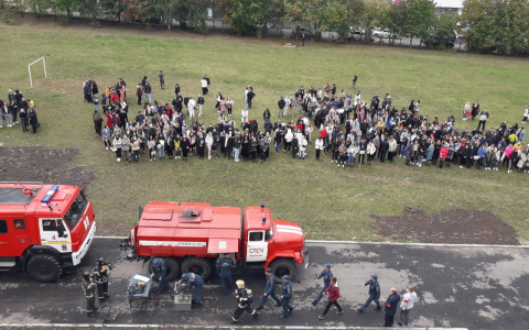 В Чебоксарах из института эвакуировали больше 570 человек: огнеборцы "тушили" пожар