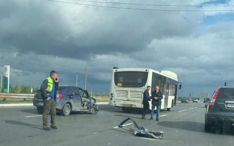 На трассе между Чебоксарами и Новочебоксарском легковушка влетела в пассажирский автобус
