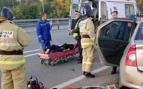 В Чувашии на М7 легковушка влетела в отбойник: машину прошило насквозь