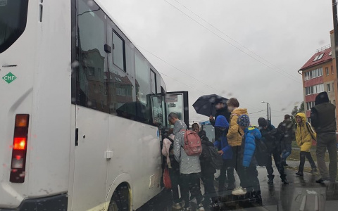В Соляном дети не могут уехать в школу из-за переполненных автобусов: какое решение нашли власти