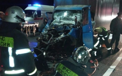 Водитель из Чувашии попал в серьезную аварию: выбраться из машины ему помогли спасатели