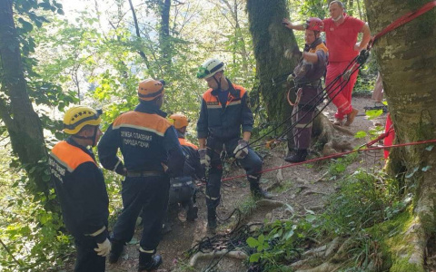 Чебоксарец во время отдыха в Сочи упал с высокой скалы: с серьезными травмами его вытаскивали альпинисты