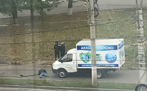 В Чебоксарах продуктовый грузовик задавил мужчину прямо на тротуаре