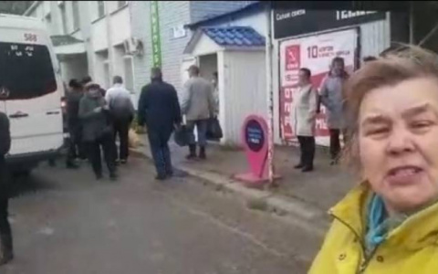 В Моргаушах закрыли автостанцию: “Там можно было согреться и сходить в туалет, а теперь мы мокнем под дождем”