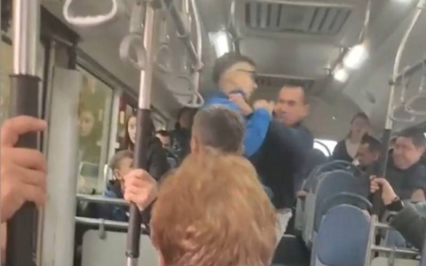 В Чебоксарах между пассажирами автобуса произошла потасовка: пьяному мужчине не понравился парень с крашеными волосами