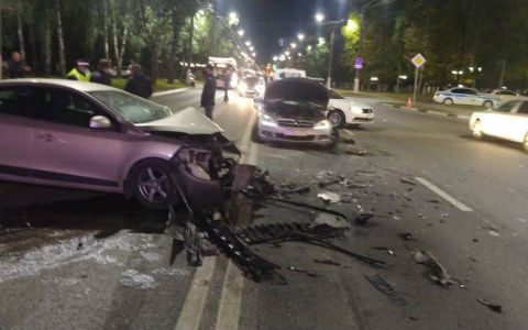 На Московском проспекте в Чебоксарах при столкновении трех машин пострадали пять человек