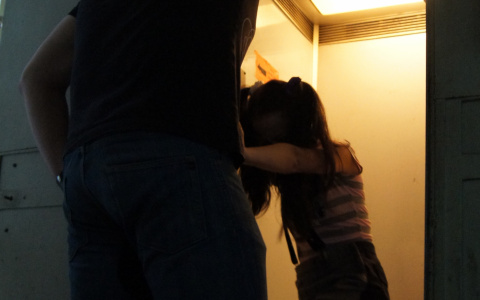 Разведенный мужчина забрал дочь к себе домой ночевать и надругался над ней