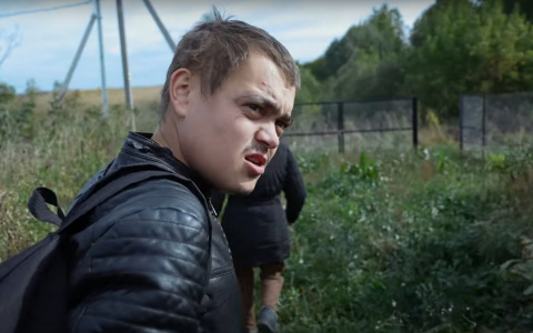 Робинзон из Чувашии, который жил в доме из пакетов, начал сам помогать людям