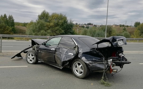 В Чебоксарах праворульная иномарка разбилась об отбойники: пострадал человек