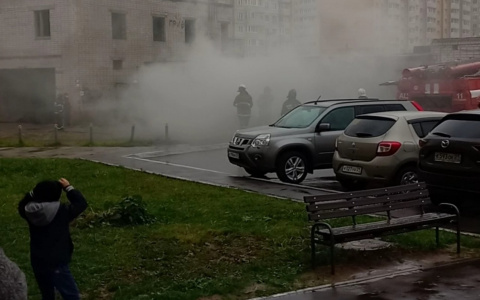 В Новочебоксарске загорелся гараж: спасатели спиливали ворота