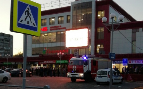 Возле торгового центра в Новоюжке толпа народу: подъехали скорая и пожарная машины