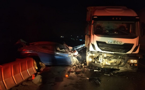 В Чувашии на М7 иномарка влетела в грузовик: умер человек