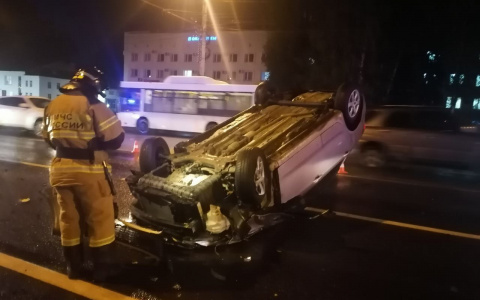 В Чебоксарах столкнулись две иномарки, одна из них перевернулась на крышу