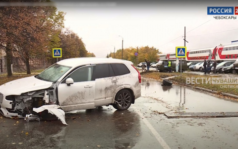 В Чебоксарах иномарка влетела в столб: водителю стало плохо за рулем
