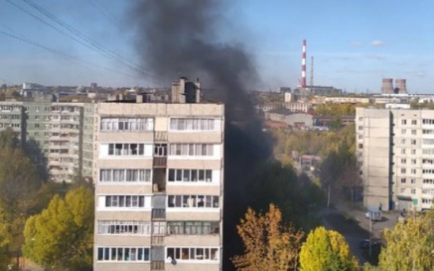 Над многоэтажным домом в Чебоксарах появились густые клубы черного дыма