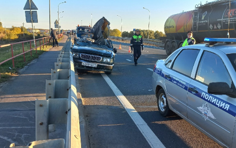 В Цивильске "Волга" на полном ходу влетела в машину дорожников: водителя увезли в больницу