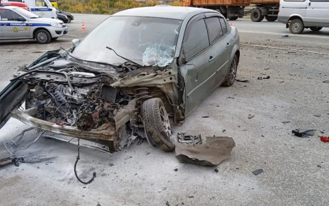 В Чувашии в аварии на трассе пострадали три человека: УАЗ попытался проскочить перед иномаркой