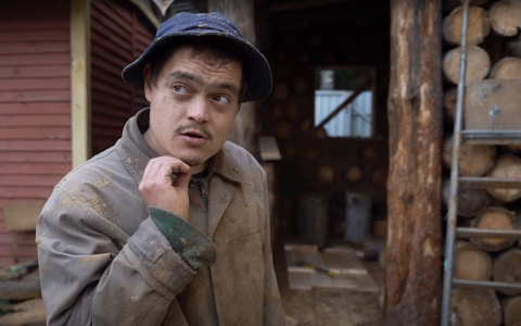 Робинзон из Чувашии, живший в лесу, показал свой новый дом из глины и чурок