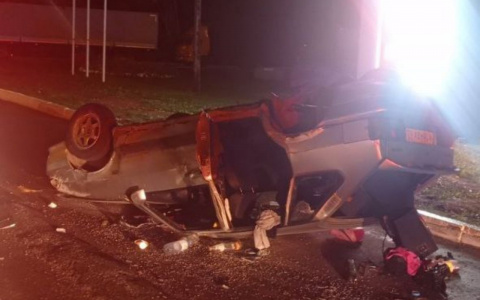 В Чебоксарах ночью перевернулась машина с людьми: водитель убежал, оставив пассажиров